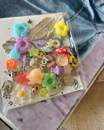 Pack de dijes de color + plateados