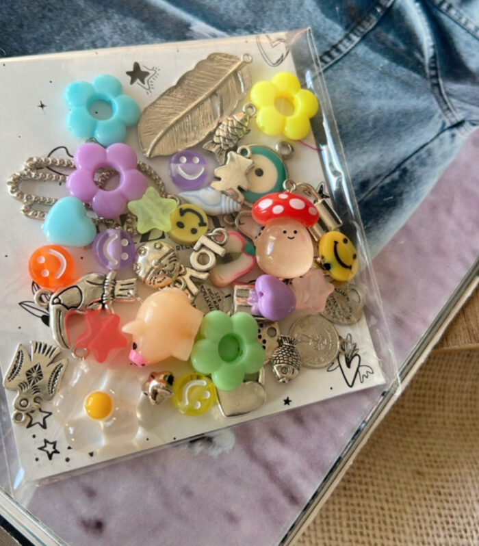 Pack de dijes de color + plateados